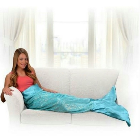 NWOT- Adult Mermaid Tail Snuggie Blanket